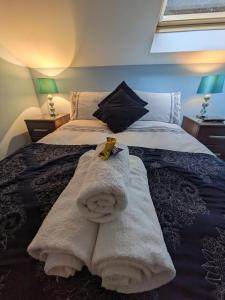 贝尔法斯特BT 9 Granny Flat & walled garden的一间卧室配有带毛巾的床