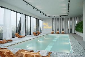 圣但尼H4 Hotel Wyndham Paris Pleyel Resort的一座带椅子的大型游泳池