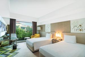 阿格拉阿格拉万怡酒店的酒店客房设有两张床和窗户。