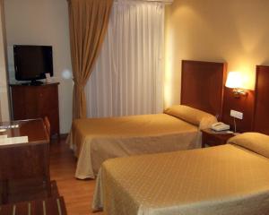 Beniparrell奇奎特之家酒店的酒店客房设有两张床和一台平面电视。