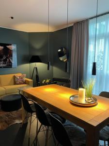 海德瑙InkBlue-Apartment的客厅配有木桌和椅子