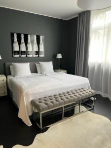 海德瑙InkBlue-Apartment的卧室配有一张大床,墙上装有瓶子