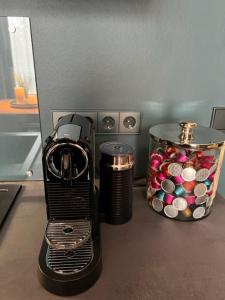 海德瑙InkBlue-Apartment的坐在容器旁的柜台上的咖啡壶
