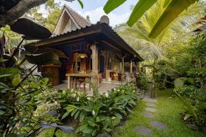 乌布Moringa Ubud Villa的花园中的小房子