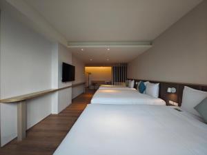 罗东镇山島行旅 Hotel Sandao的一间酒店客房,设有三张床和一台平面电视