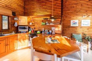 克尼斯纳艾德米里克伍德度假酒店的小屋内带木桌的木制厨房