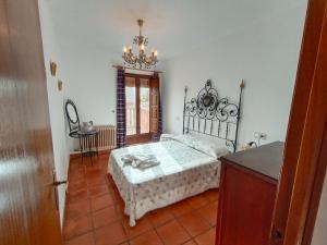 布维翁Casa Rural La Argentina的一间卧室配有一张床、一张桌子和一个吊灯。