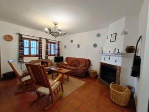 布维翁Casa Rural La Argentina的客厅配有桌子和壁炉