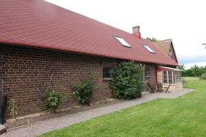 MörarpAttic apartment on countryside的红屋顶和院子的砖砌建筑