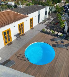 丰卡连特德拉帕尔马Casa El Guinche的木制甲板上享有游泳池的顶部景致