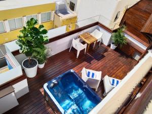 大加那利岛拉斯帕尔马斯瓦威亚酒店 - 仅限成人的享有带热水浴池的阳台的顶部景致