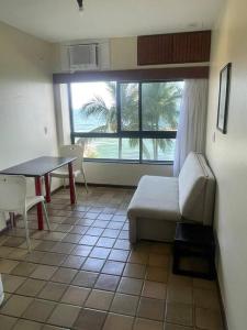 萨尔瓦多Ondina Apart Hotel - Apto 419的客厅配有沙发和桌子