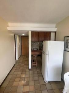 萨尔瓦多Ondina Apart Hotel - Apto 419的厨房配有白色冰箱和桌子
