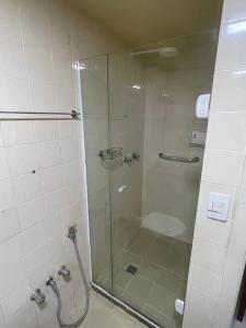 萨尔瓦多Ondina Apart Hotel - Apto 419的浴室里设有玻璃门淋浴