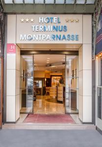 巴黎蒙帕纳斯总站酒店的进入酒店的特雷莫利诺斯山公寓
