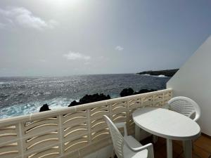 塔马达斯特Apt next to the Atlantic Ocean, with unbeatable views的一个带桌椅的海景阳台