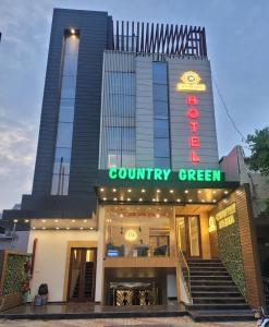 巴雷利Country Green Hotel & Banquet的一座有读取乡村绿色标志的建筑