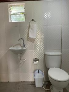 萨尔瓦特拉Casa da mata marajó的白色的浴室设有卫生间和水槽。
