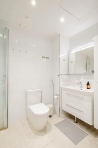 赫尔辛基Fabulous Morden Apartment in Helsinki的白色的浴室设有卫生间和水槽。