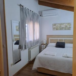 Tranquilo apartamento vistas al Mondalindo的卧室配有白色的床和镜子