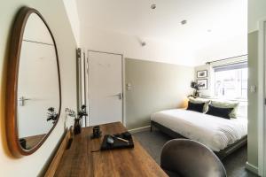 纽波特Urban Oasis by Keystone的一间卧室配有一张床和镜子