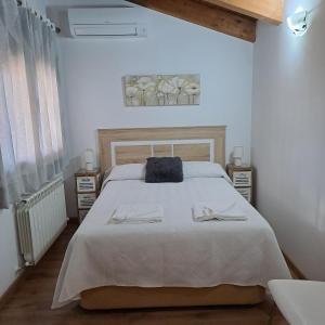 Tranquilo apartamento vistas al Mondalindo的一间卧室配有一张大床和两条毛巾