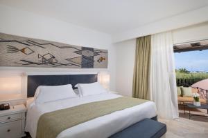 罗通多港阿比多露酒店的一间卧室设有一张大床和一个窗户。