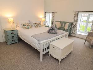 特维德上游的贝里克2 Cross View的卧室配有一张白色大床和一把椅子