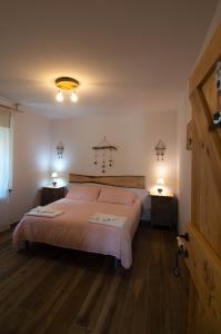 库蒂利亚诺Borgo Don Camillo的一间卧室设有一张大床和两个床头柜
