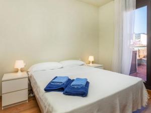 巴塞罗那Apartment Gràcia- Parc Güell by Interhome的一间卧室配有一张带2条蓝色毛巾的床