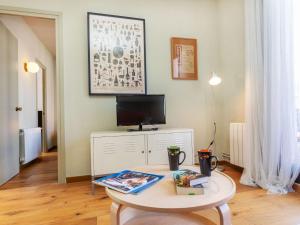 巴塞罗那Apartment Gràcia- Parc Güell by Interhome的客厅配有桌子和电视