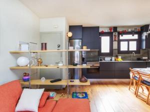 巴塞罗那Apartment Gràcia- Parc Güell by Interhome的带沙发的客厅和厨房