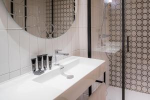佛罗伦萨佛罗伦萨隆德拉酒店的白色的浴室设有水槽和镜子