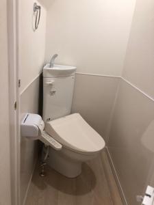 东京Oku Apartment的一间带卫生间和遥控器的浴室
