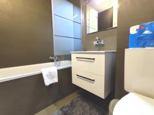 达沃斯Apartment Verbena by Interhome的一间带水槽和镜子的浴室