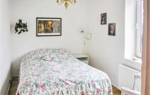 Arup4 Bedroom Nice Home In Vesls的一间卧室配有一张带花卉床罩的床