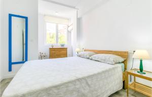 格拉纳达Beautiful Apartment In Granada With Kitchen的白色的卧室设有一张大床和一个窗户