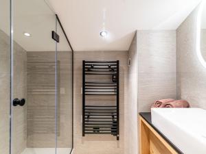 蒂涅Apartment Rond Point des Pistes - Val Claret-21 by Interhome的带淋浴和盥洗盆的浴室