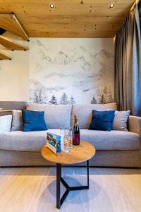 蒂涅Apartment Rond Point des Pistes - Val Claret-21 by Interhome的客厅配有沙发和桌子