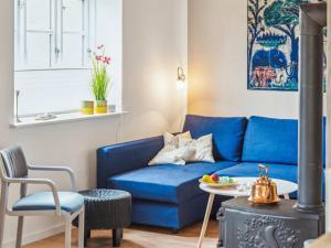 尼克宾西兰岛Apartment Annaline - all inclusive - 1-2km to the inlet by Interhome的客厅配有蓝色的沙发和桌子
