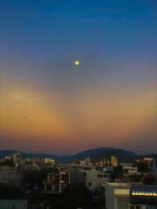 岘港Win's Homestay的城市上空的月亮