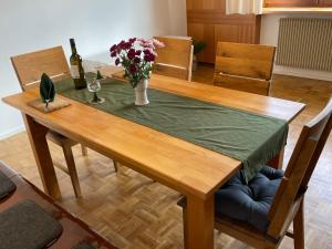 艾森巴哈Holiday Home Landhaus Klara by Interhome的一张木桌,上面有花瓶