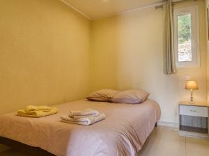 博迪昂Apartment Mas des Grives by Interhome的一间卧室配有带毛巾的床