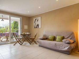 博迪昂Apartment Mas des Grives by Interhome的客厅配有沙发和桌子