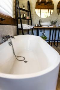 ErgoyenFagoaga dorretxea的浴室内设有带水龙头的白色浴缸