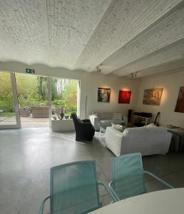 布兰肯贝赫Polderlicht的一间客厅,客厅配有沙发和椅子