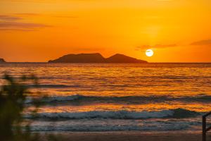 弗洛里亚诺波利斯Slaviero Ingleses Convention的海滩上的日落,阳光在海洋上