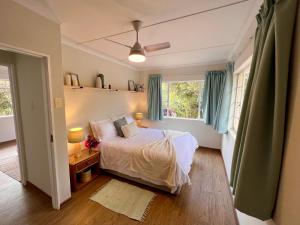 温特顿Berg Escape Bottlebrush - Spacious Luxury Family Home的一间卧室设有一张床和一个窗口