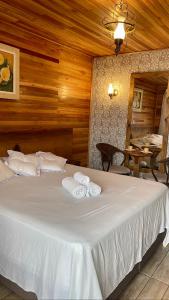 乌鲁比西Cabanas Por do Sol的卧室配有一张带2条毛巾的大型白色床
