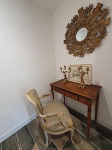 阿尔勒Villa Blanche的一张椅子,坐在桌子旁,带镜子